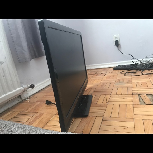 Small Insignia TV - Picture 3 of 11